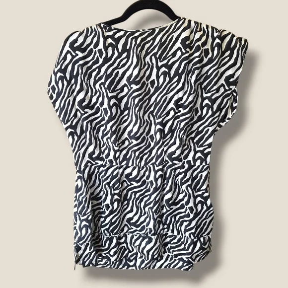 Zebra-Print V-Neck Short Sleeve Top - Black & White - Picture 3 of 3
